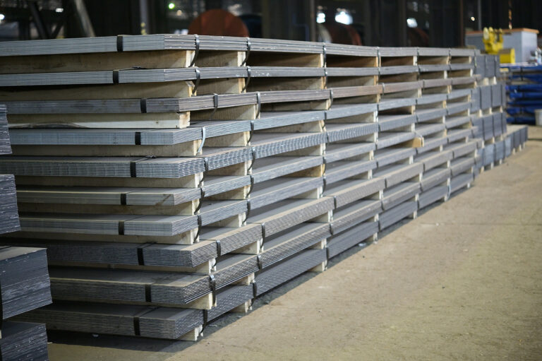 MAQSER - Placas metálicas cortadas y maquinadas con precisión para aplicaciones industriales